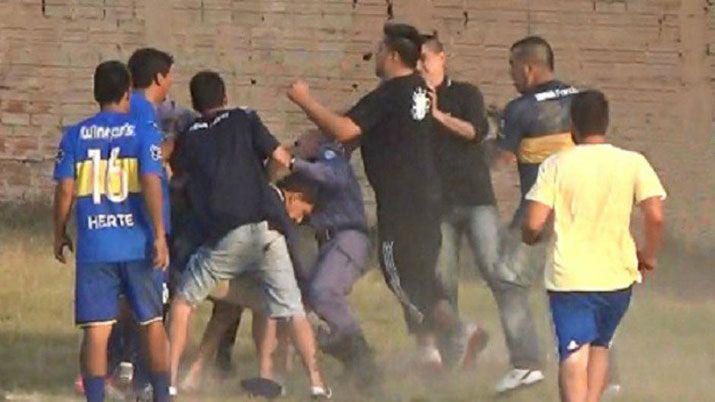 Miraacute la brutal agresioacuten a un aacuterbitro en la liga de Formosa