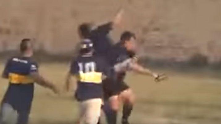 Miraacute la brutal agresioacuten a un aacuterbitro en la liga de Formosa