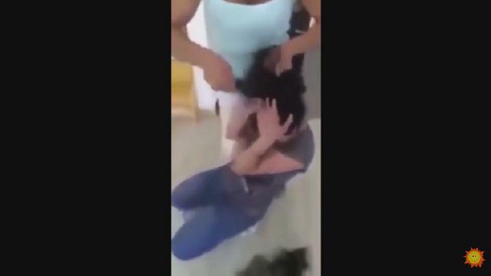 El tremendo castigo de una madre a su hija por hacer bullying en la escuela