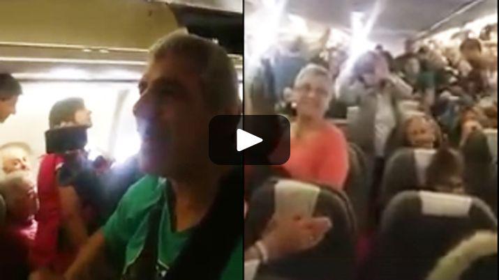 Peteco Carabajal cantoacute en un avioacuten con pasajeros