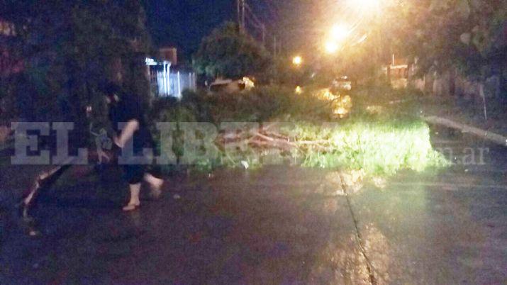 Voladuras de techos y familias evacuadas en Santiago