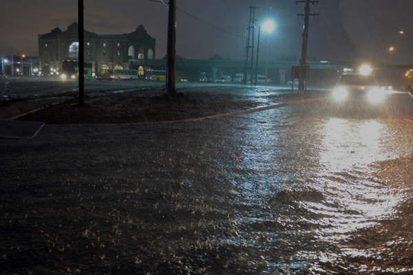 Fuerte tormenta provocoacute voladura de techos caiacuteda de aacuterboles y familias evacuadas en Santiago