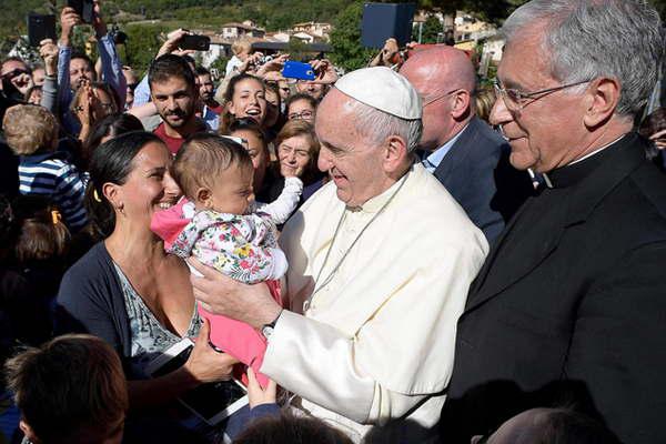 El Papa visitoacute las zonas afectadas por el terremoto y confortoacute a damnificados
