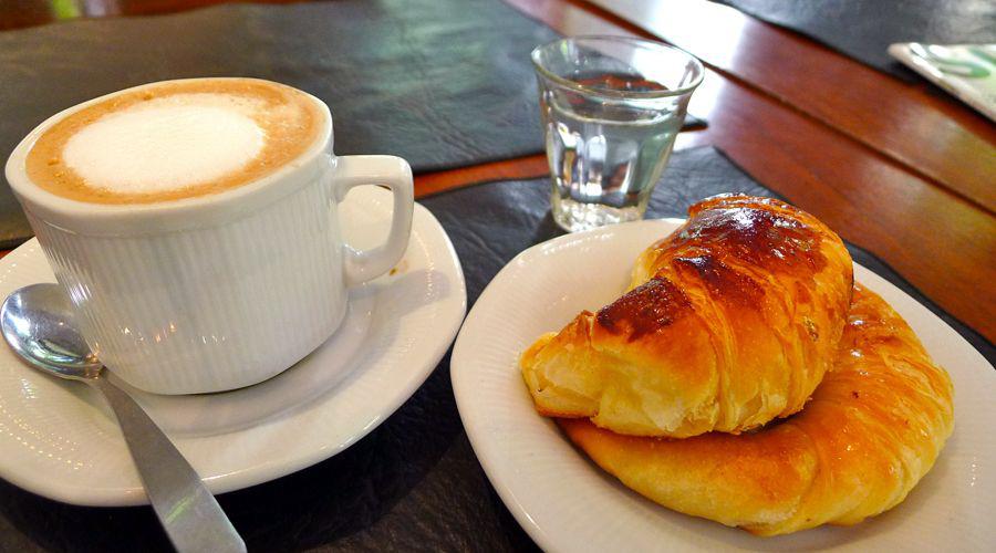 El 56-en-porciento- de los argentinos prefiere el cafeacute con leche para desayunar