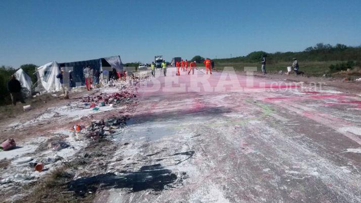 Ruta 34- volcoacute un camioacuten cargado con pintura