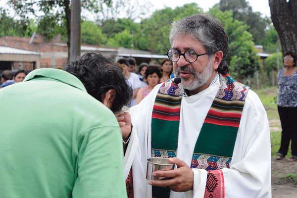 Sacerdote que denuncioacute a los narcos fue hallado ahorcado