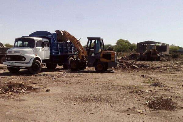 La comuna retira maacutes de 20 toneladas de basura desde terrenos baldiacuteos 