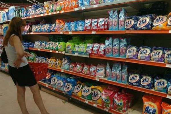 Proponen suba del 15-en-porciento- y un bono de 2000 en comercio