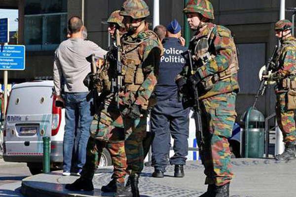 Acuchillan a dos policiacuteas y evacuacutean estaciones de trenes