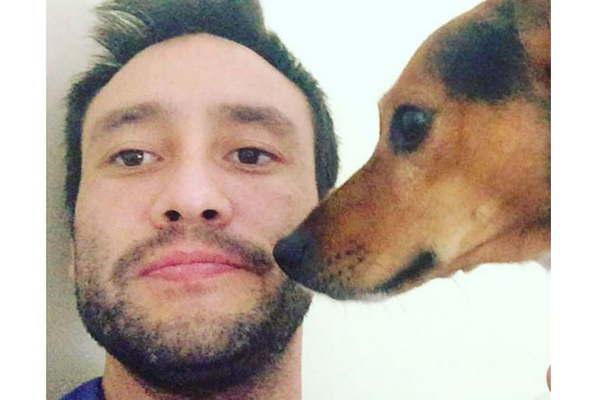 Luciano Pereyra se recupera tras la cirugiacutea junto a su perro Rocky  