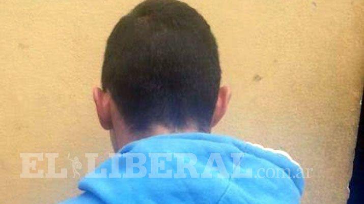 Arrebatoacute un celular a una adolescente con un cuchillo y terminoacute detenido