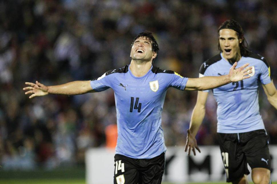 Lodeiro celebra su gol el primero de Uruguay