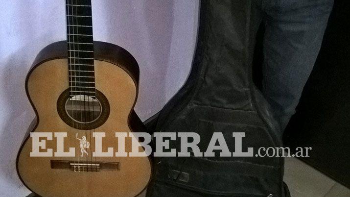 Recuperan guitarra de un profesor de muacutesica
