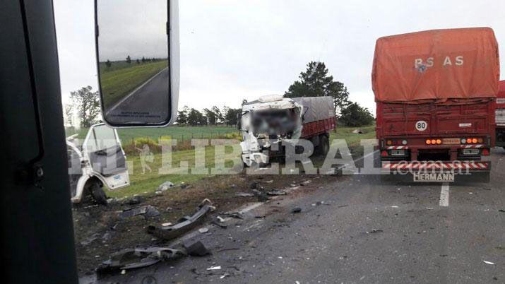 Choque fatal entre un camión y una combi en Ruta 34