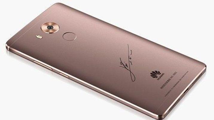 Llega a la Argentina un celular con la firma de Messi