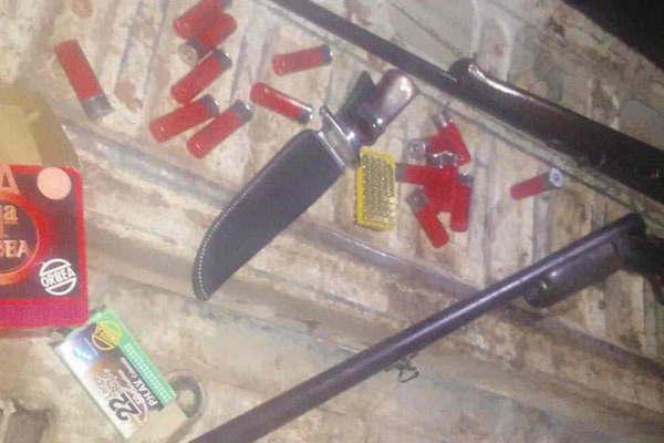 El perro de su vecina ingresoacute a su gallinero y le disparoacute con una escopeta