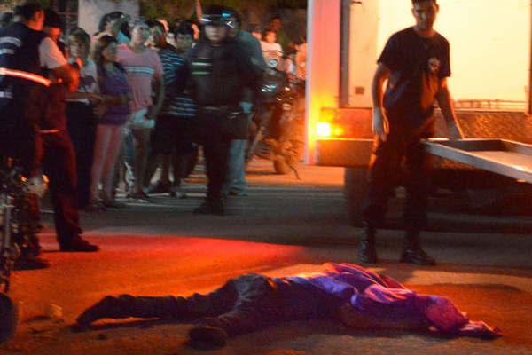 Un indigente muere atropellado por el traacuteiler de una camioneta 