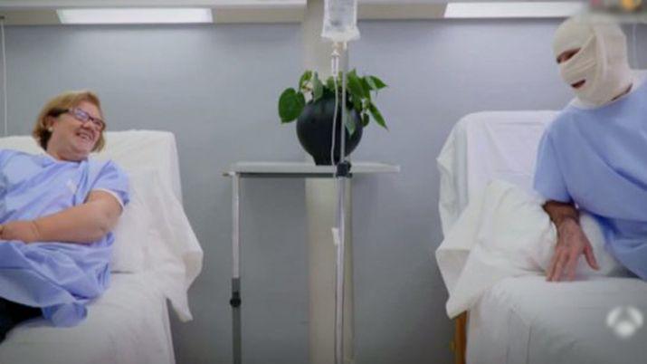 José Luis Perales simulando ser un paciente