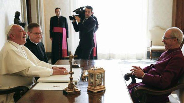 Risas de Francisco por un chiste del arzobispo de Canterbury