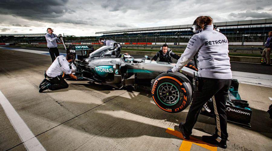 Lorenzo rodoacute un segundo maacutes raacutepido que Rosberg
