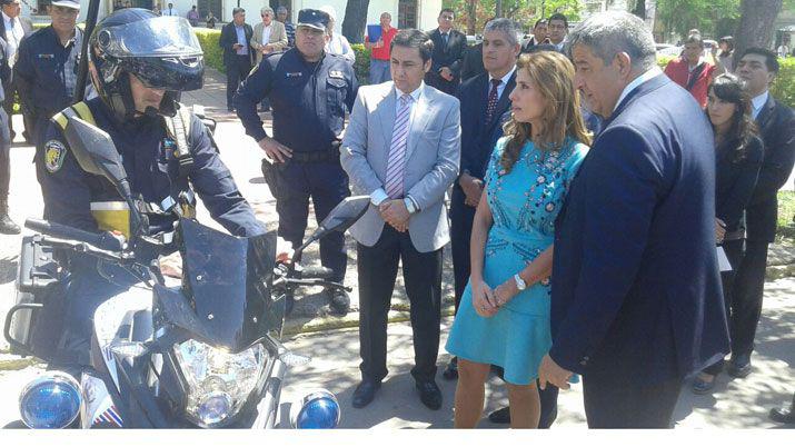 La gobernadora Claudia de Zamora entregoacute 150 motocicletas para la Policiacutea