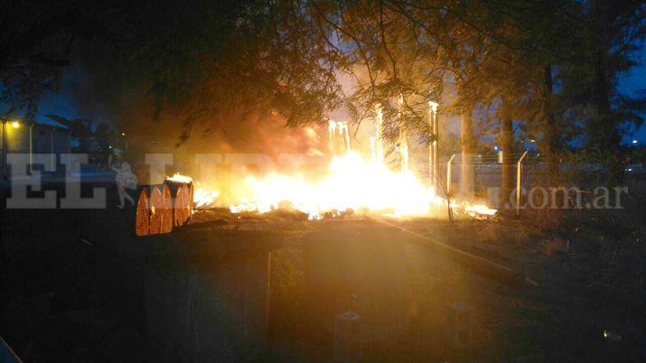 Numerosos postes de madera fueron consumidos por las llamas