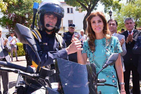 Claudia de Zamora entregoacute 150 motocicletas a la Policiacutea