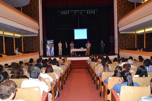 La obra teatral Hacha y Quebracho volvioacute a escena en el cine teatro Renzi con homenaje al autor y actores