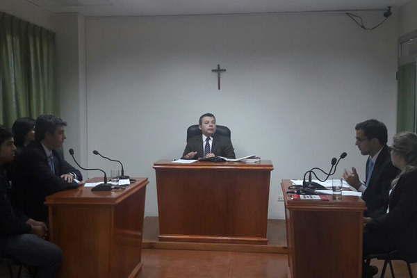 Hijo de concejal seguiraacute preso  por 15 diacuteas por hurtar un celular 