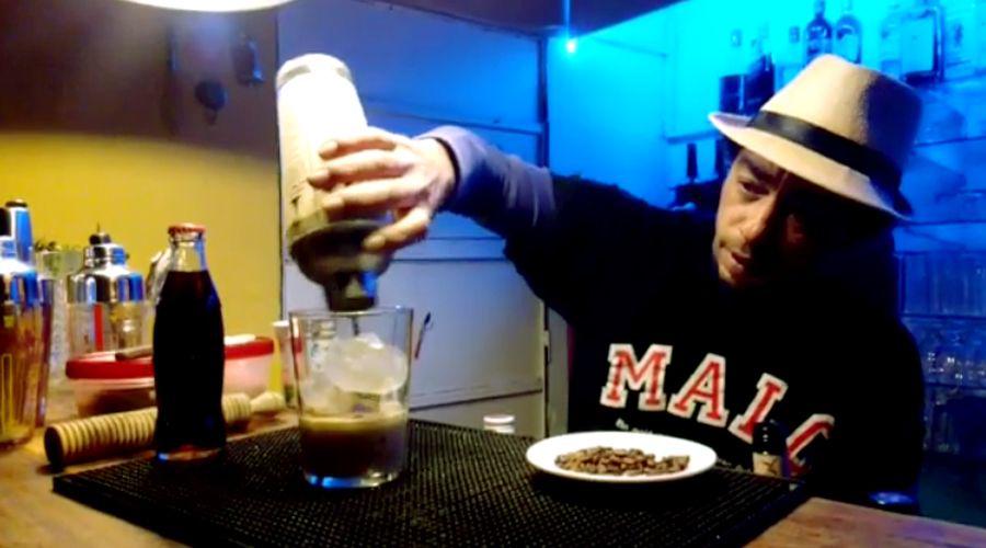 Asiacute prepara un fernet con coca un cubano