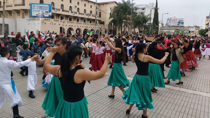 Maacutes de 1200 personas de Argentina y Latinoameacuterica bailan en Las Termas