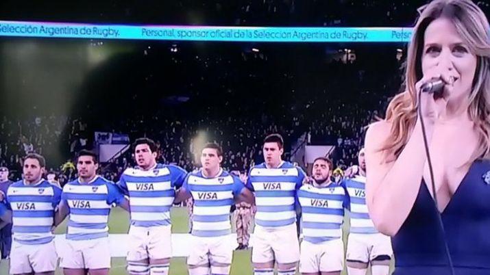 La bomba sexy que entonoacute el Himno en el partido de Los Pumas