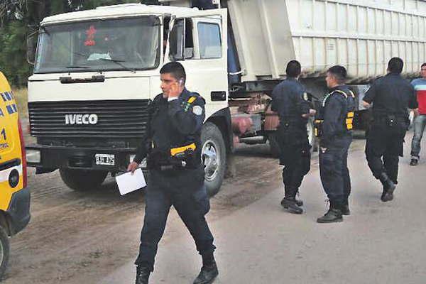 Secuestran camioacuten con maacutes de 20 millones en mercaderiacutea ilegal