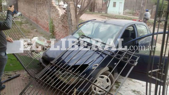 Portentildeos incrustaron su automoacutevil en una casa en Antildeatuya