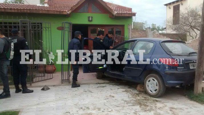Portentildeos incrustaron su automoacutevil en una casa en Antildeatuya