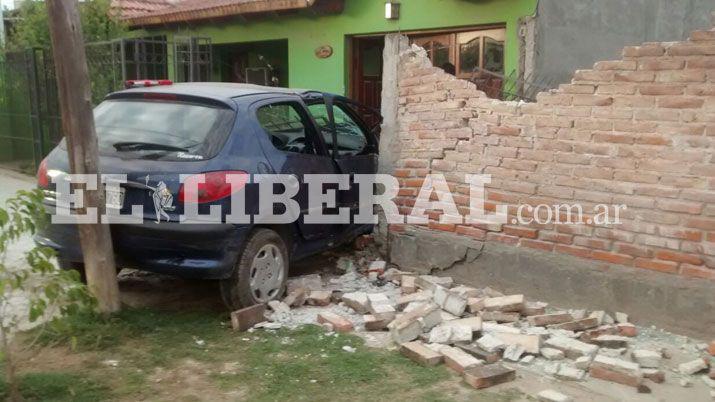 Portentildeos incrustaron su automoacutevil en una casa en Antildeatuya