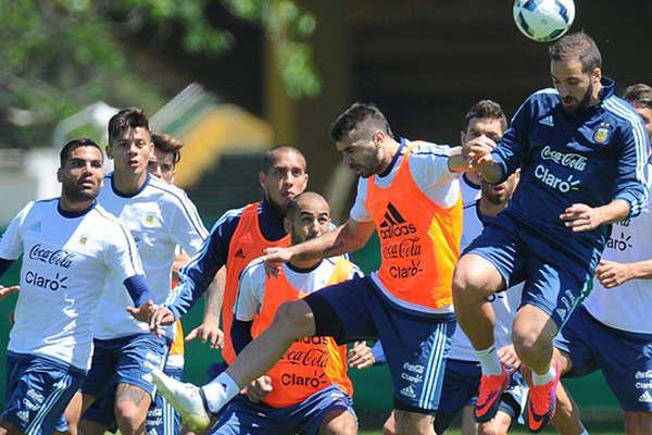 Bauza proboacute a Gaitaacuten por el lesionado Kun Aguumlero