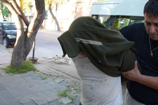 Violoacute a su ex cuntildeada de 12 antildeos delante de su hermanita 
