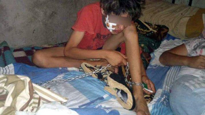 Encadenoacute a su hijo a la cama para que no compre paco