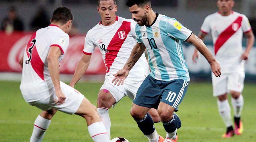 Finalmente el Kun Aguumlero seraacute titular ante Paraguay