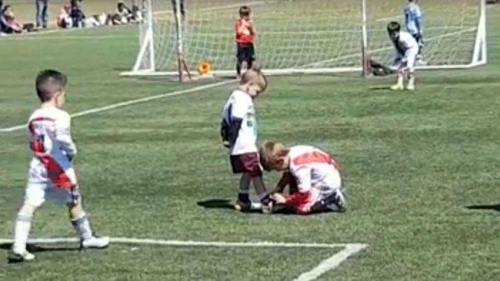 CRACK- paroacute el partido para atarle los cordones al rival