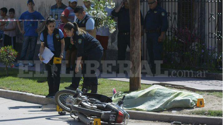 Personal de Criminalística realiza pericias en el lugar del accidente 