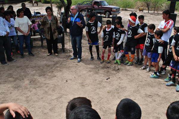 Entregan elementos deportivos para la comunidad indiacutegena tonokoteacute de Tala Pocito