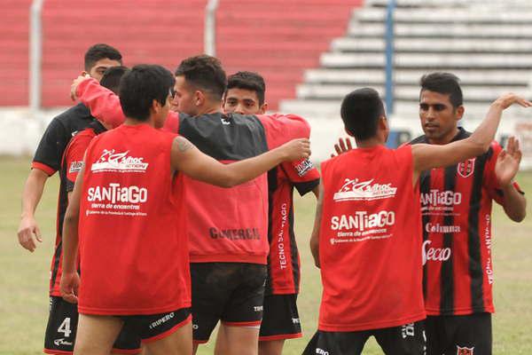 Comercio estira distancia con sus perseguidores 