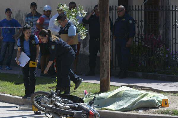 Una mujer embarazada murioacute  tras protagonizar un accidente  en su moto con una combi