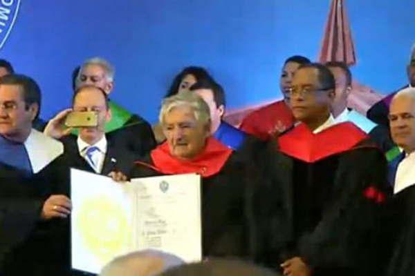 Pepe Mujica recibioacute un doctorado honoris causa en Rep Dominicana