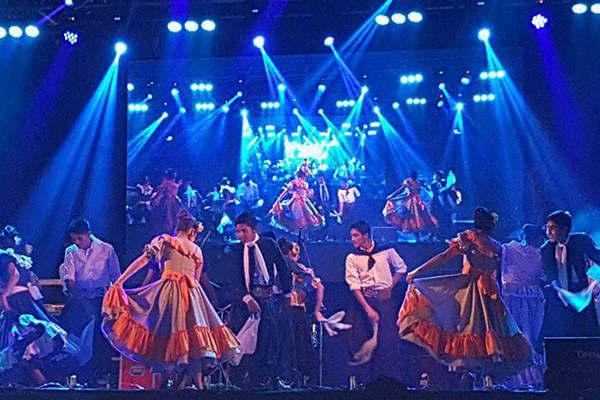 La Academia de Danzas Municipal de Gramilla se lucioacute en el festival termense