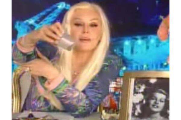 Susana Gimeacutenez mostroacute en la TV los caacutelculos que le sacaron de la vesiacutecula 