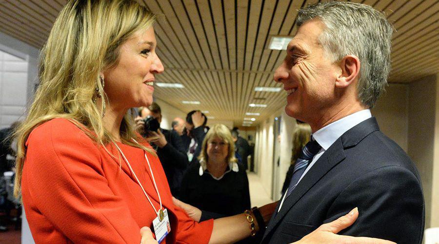 La reina Maacutexima llega al paiacutes y se reune con Macri