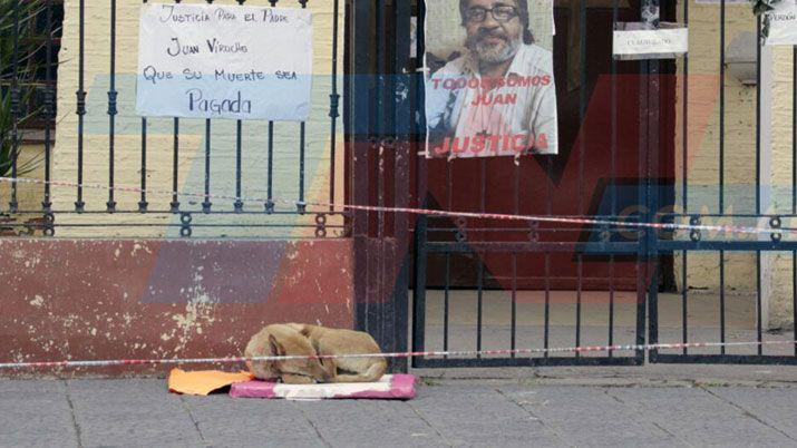 Auacuten lo espera en la puerta de la iglesia- el perro del cura Viroche